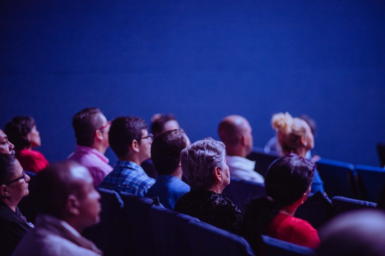 luisterende mensen in een zaal